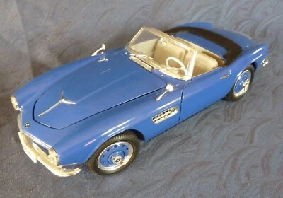 Voiture miniature au 1/18: BMW 507 cabriolet bleue de Revell, sans boîte. - Photo 1/4
