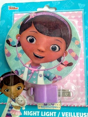 Disney DOC MCSTUFFINS Plug-in LUZ NOCTURNA Lámpara 4 Variedades Pre-K Niño ¡NUEVO! Foto 1 de 4