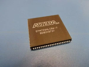 (1) ALTERA EPM7064LC84-7 MAX7000 EEPROM PLD EPLD 64 MACROCELLE 7ns 84 PIN PLCC - Foto 1 di 2