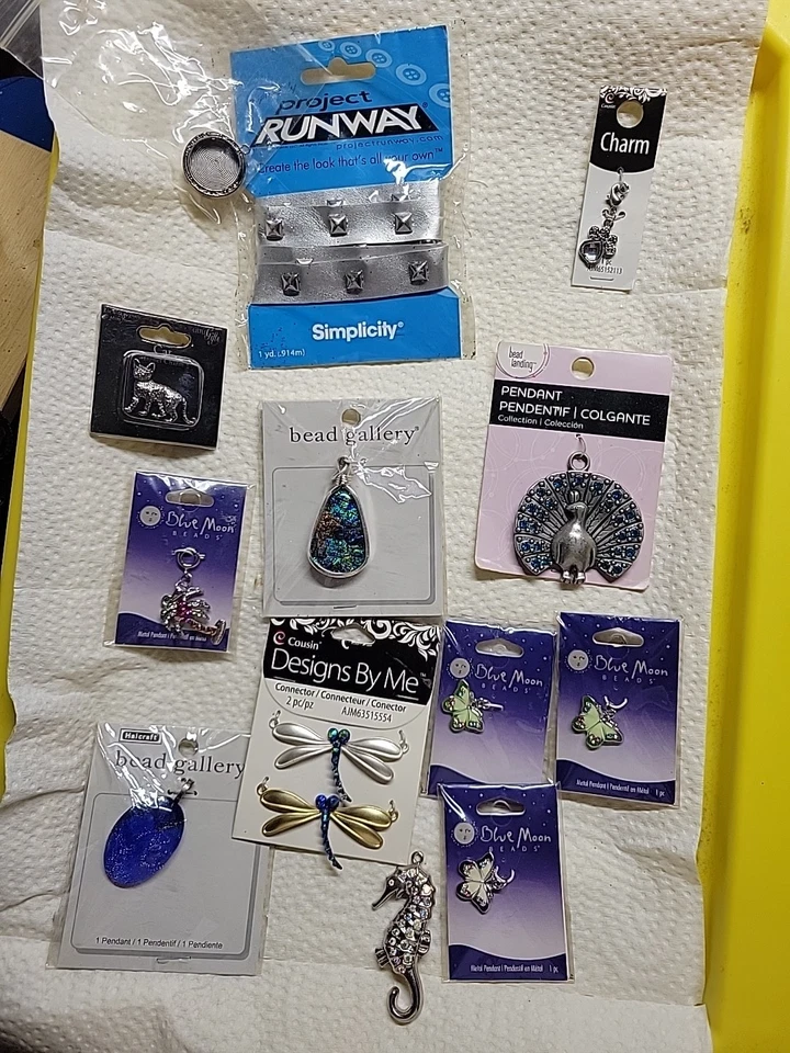 Contas Blue Moon, 13 Berloques Cavalo Marinho, Borboleta, Gato, Pavão.b9 - Imagem 1 de 4