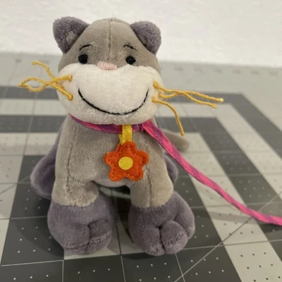 2000 Groovy Girls CAT Manhattan Toy Tiny 3.5 inches Gray with Pink Leash Flower - Image 1 of 4