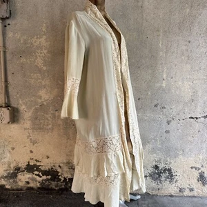 Antiguo abrigo de vestir chaqueta con volantes de encaje y hojas florales de seda verde palestino de la década de 1920 de colección - Imagen 1 de 18
