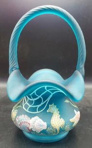Cesto vintage Fenton turchese raso OCEAN LIFE dipinto a mano da K. Brightbill - Foto 1 di 6