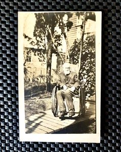 ALTER MANN IM ROLLSTUHL RPPC ECHTES FOTO POSTKARTE - Bild 1 von 2