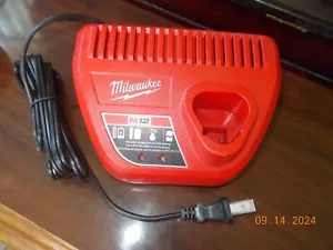 Nuevo Cargador de Batería Único Milwaukee M12 48-59-2401, Salida 12V - Imagen 1 de 2