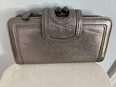 Carteira Perlina Grande Arma Metal Prata Metálica com Bolsa de Troca Kiss Lock Seguro - Imagem 1 de 4