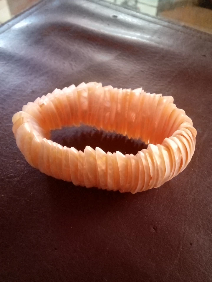 Pulsera elástica de 8 pulgadas color naranja/salmón con concha de madreperla Foto 1 de 4