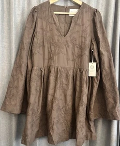 Vestido grande Tuckernuck Hyacinth House para mujer marrón texturizado Becca manga campana - Imagen 1 de 12