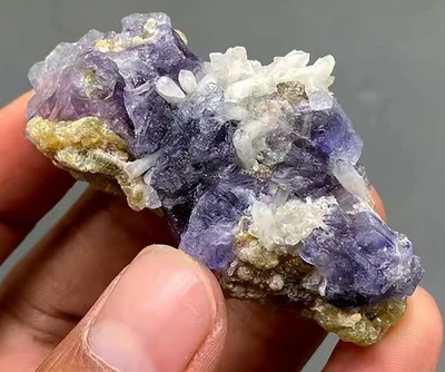 Fluorite violette fluorescente et pointes de Quartz. 45,4g. 60x35x20mm. Mongolie - Photo 1/4