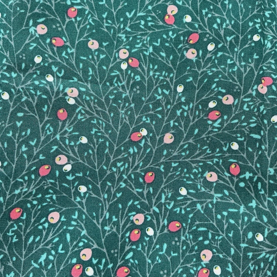 Telas de galería de arte Little Town Amy Sinibaldi tela de algodón Winterberry 35 pulgadas Foto 1 de 4