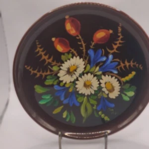 Decorative ceramic plate in brown w hand painted daisies. Signed Ba. 1918 - Picture 1 of 5