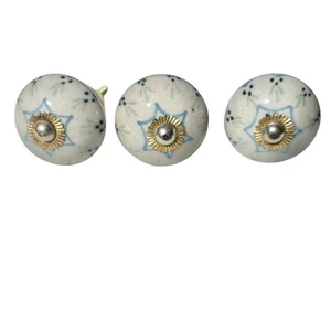 Metal Magic LLC Cerámica Cajón Tirador Perilla Floral Azul Tostado Blanco (Juego de 3) - Imagen 1 de 5