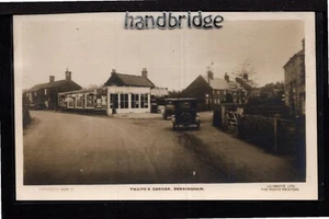 Dersingham - Twaite's Corner con 2 coches de motor - postal fotográfica real - Imagen 1 de 1