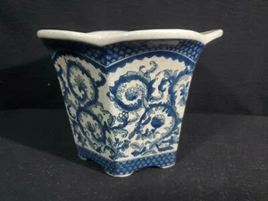 Vintage ~ Cachepot Floral Bombay Azul y Blanco, Jardiniere, Maceta 9.5" × 6.75" - Imagen 1 de 5