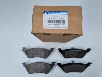 Set pastiglie freno posteriori Chrysler Town & Country 05071948AA - Immagine 1 di 4