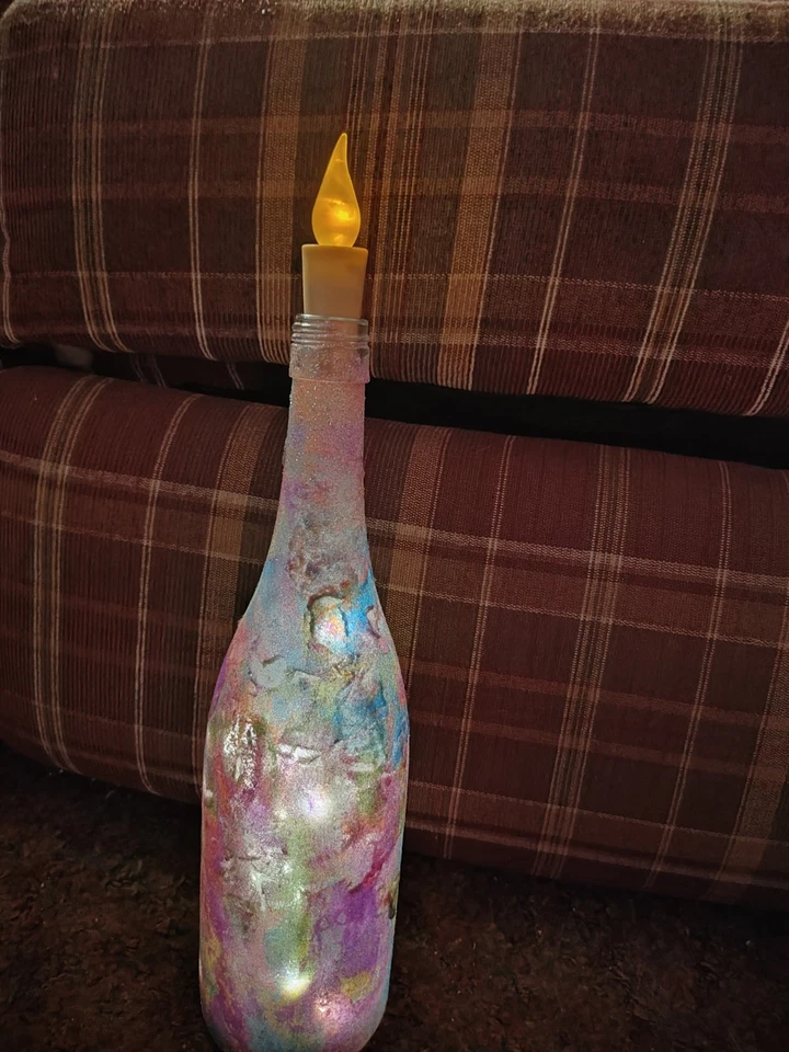 Botella de vino de vidrio hecha a mano, brillo, pedrería, iluminada  Foto 1 de 1