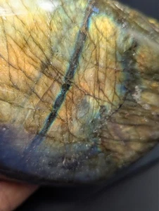 Labradorite Polished Palm Stone – Iridescent Gemstone with Blue & Gold Flash - Picture 1 of 2