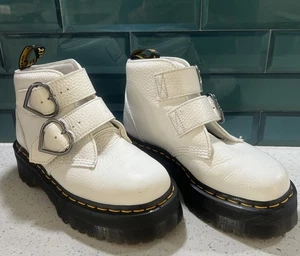 Botas de plataforma Dr. Martens para mujer talla 7 blancas corazón - Imagen 1 de 21