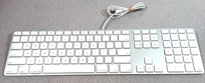 Original Apple A1243 Kabelgebundene USB Tastatur mit Ziffernblock für iMac, Mac Mini - Bild 1 von 4