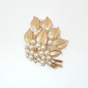 Vintage signierte Krone Trifari Brosche/Kunstperlen & klare Strasssteine/Goldton - Bild 1 von 2