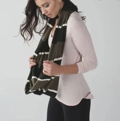 Bufanda abridora de corazón Lululemon convertible envolvente verde suave a rayas O/S Foto 1 de 4