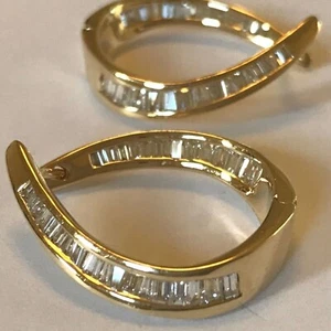 Aretes tipo argolla baguette de diamantes simulados de 2 quilates para mujer enchapados en oro amarillo de 14 k - Imagen 1 de 8