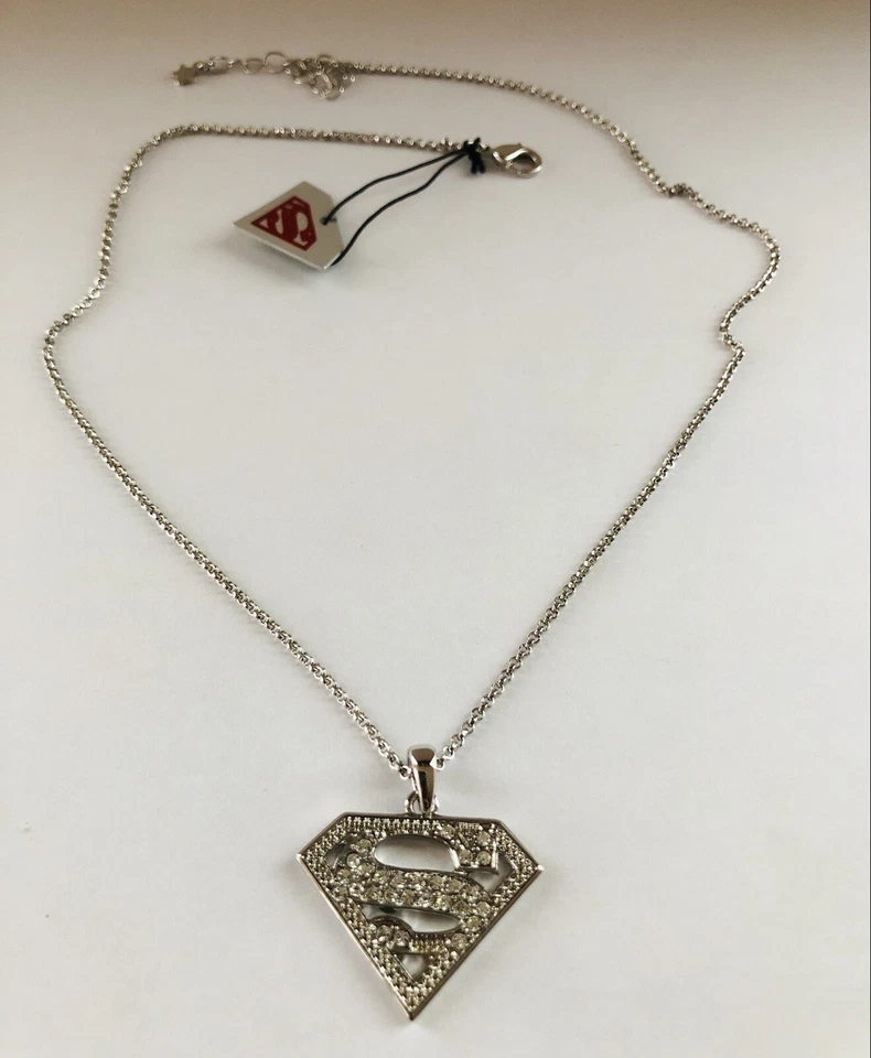 Colar pingente novo com etiquetas assinado JCM & DC COMICS Superman S cristal tom prata - Imagem 1 de 1