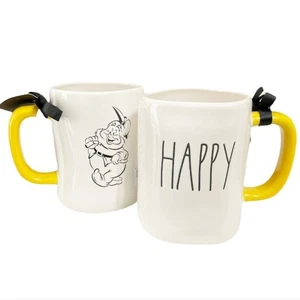 NEU Rae Dunn x Disney: Schneewittchen und die sieben Zwerge, HAPPY Tasse. Steinzeug  - Bild 1 von 5
