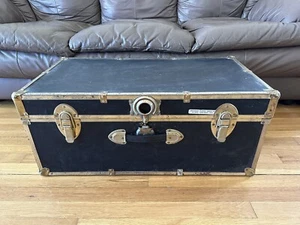 Small-medium antique chest/trunk with black leather and brass in good condition - Picture 1 of 6
