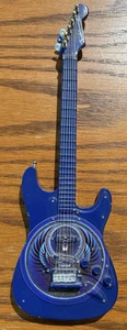 Mini Fender Gitarrenfigur mit Ständer - Blau - Bild 1 von 6