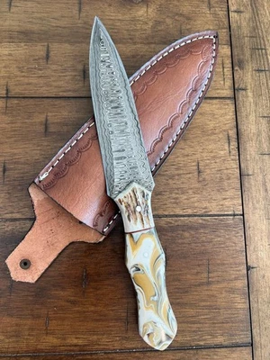 CUSTOM HANDMADE DAMASCUS DAGGER KNIFE WITH RESIN HADLE & LEATHER SHEATH 135 - Image 1 of 4