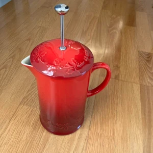 Le Creuset Coffee Press French Press 34oz 1L Holly Pattern Cherry Red Stoneware - Picture 1 of 8