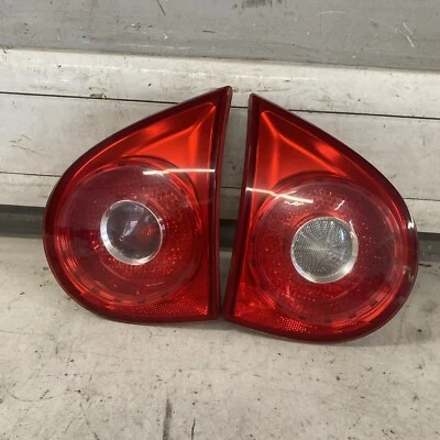 2004 VOLKSWAGEN GOLF ЗАДНИЕ ВНУТРЕННИЕ ФОНАРИ 1K6945093F 1K6945094F - Изображение 1 из 4