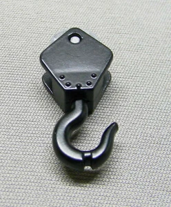 LIONEL REPLACEMENT PART BLOCK/HOOK/PULLEY ASSEMBLY O GAUGE metal 6006560013 NEW - Picture 1 of 2