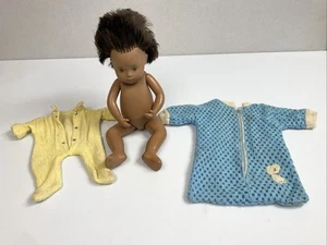Vintage Sasha Baby Puppe mit gelbem Strampler und blauem Swaddle Schlafanzug - Bild 1 von 20