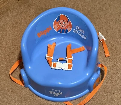 Asiento elevador azul Blippi de 15 pulgadas con arnés de seguridad Foto 1 de 3