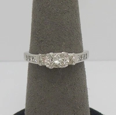 Anillo de compromiso de diamantes naturales de 1 quilate de oro blanco de 14 quilates de aniversario de boda Foto 1 de 4