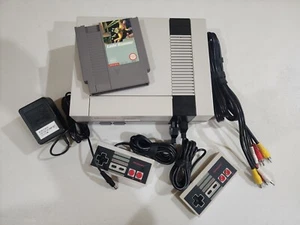 Nintendo NES-001 Entertainment System NES con cavi e 2 controller + gioco nuovo pin - Foto 1 di 24