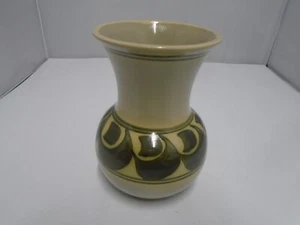 Jarrón marrón moteado de cerámica Honiton con diseño de forma negra de 6,5" de alto - Imagen 1 de 8