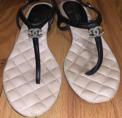 Chanel Sandalias Tanga Mujer 44C Cuero Negro Entrelazado CC Planas Acolchadas 10 Foto 1 de 4