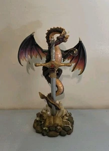 Roter & schwarzer Drache mit Kugel & Schwert in Stein Mittelalter Fantasy 9,75" Figur Statue - Bild 1 von 2
