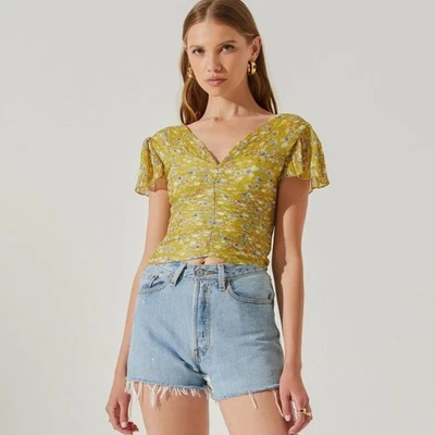 Top corto ASTR The Label floral plisado cuello en V calado amarillo lima pequeño Foto 1 de 4