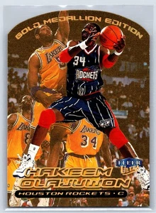 1999-00 Ultra 107G Hakeem Olajuwon Gold Medallion Houston Rockets Hall of Fame - Bild 1 von 2
