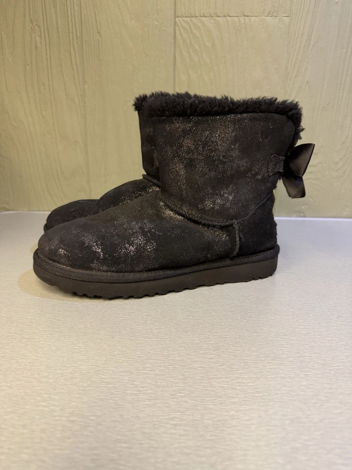 UGG Mini Bailey Bow Brillo Gamuza Metálica Superior Negro Satinado Lazo Para Mujer Foto 1 de 4