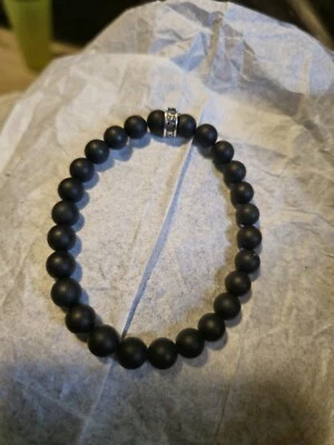 Pulsera King Baby Studio 8 mm con cuentas de ónix negro mate con anillo con logotipo Foto 1 de 2