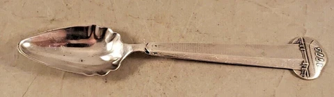 VINTAGE BUNKER HILL 1775 STERLING SILVER FRUIT SPOON Cover