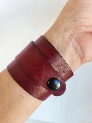 Linda pulseira de couro grossa laranja marrom bem feita ajustável em excelente estado usado  - Imagem 1 de 3