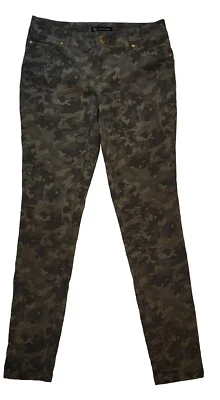Calça camuflada verde INC International Concepts tamanho 2 perna fina elástica camuflagem  - Imagem 1 de 4