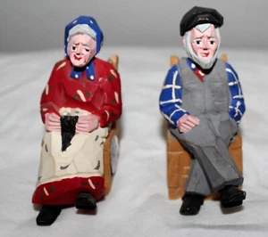 HANDGESCHNITZTE HOLZ KANADA VOLKSKUNST OMA & OPA SCHAUKELSTUHL FIGUREN - Bild 1 von 3