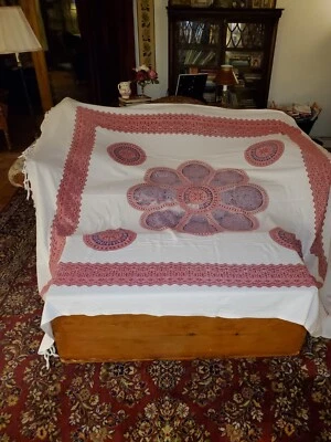 Hermoso cobertor BOHO con borlas.Los colores son rojo y morado Foto 1 de 4